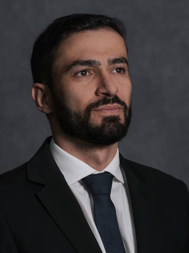 Retrato do advogado Leonardo Carvalho Tenório, de terno escuro e gravata azul